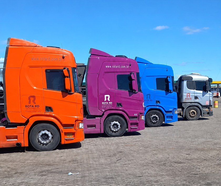 Frota de caminhões da Rota RD em pátio operacional
