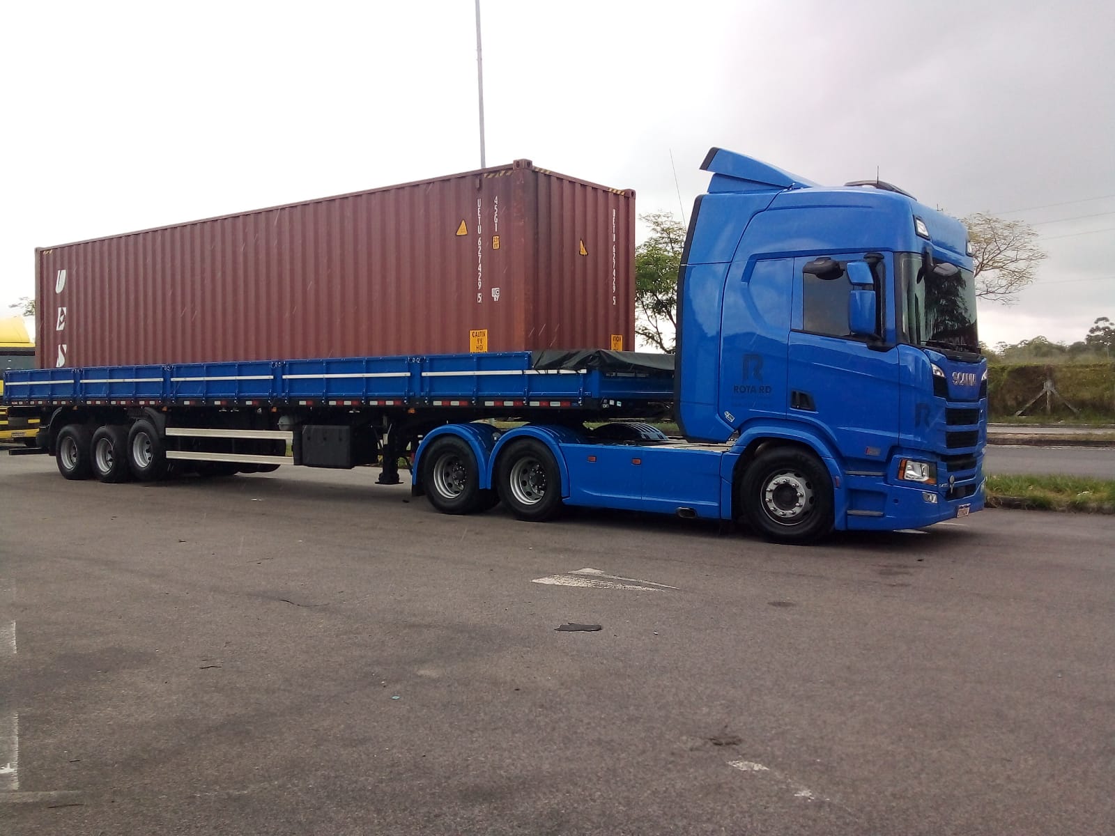 Contêiner transportado por Scania da Rota RD