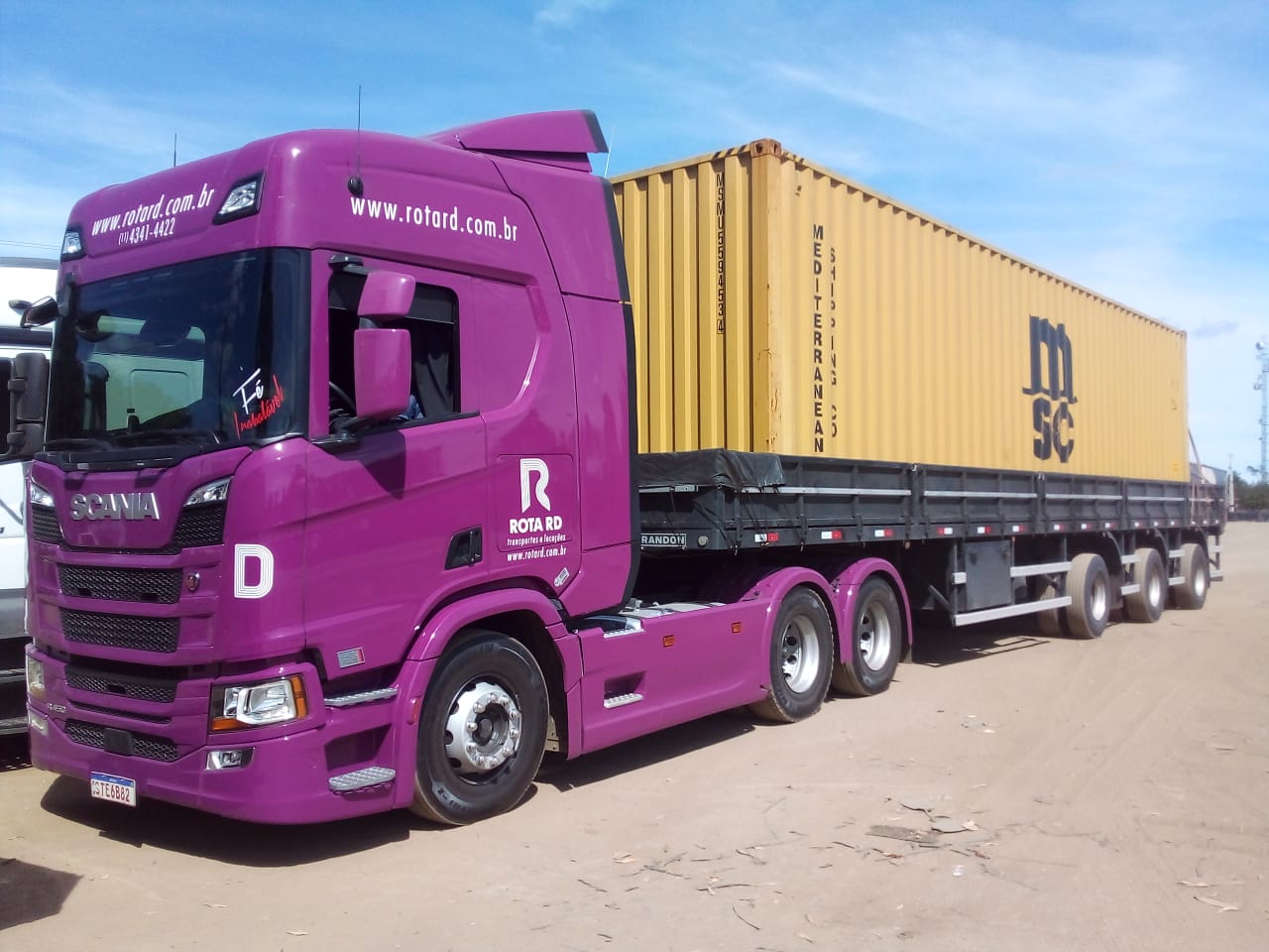 Scania Rota RD com contêiner