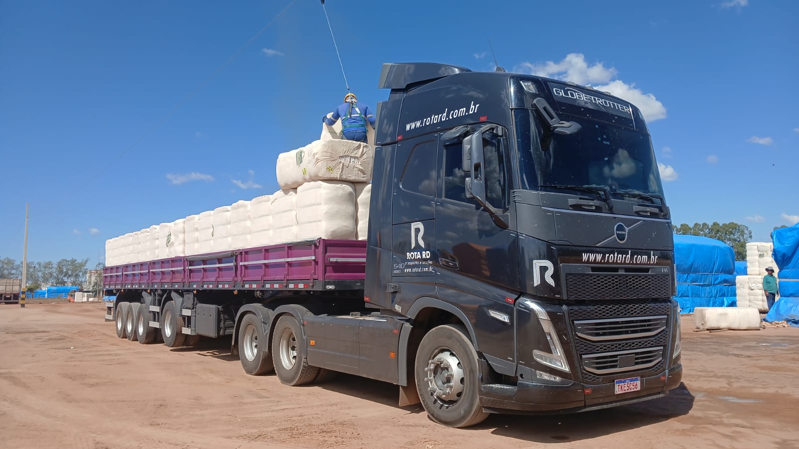 Carga de algodão em carreta da Rota RD