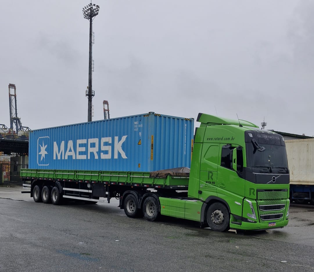 Contêiner Maersk em transporte dedicado